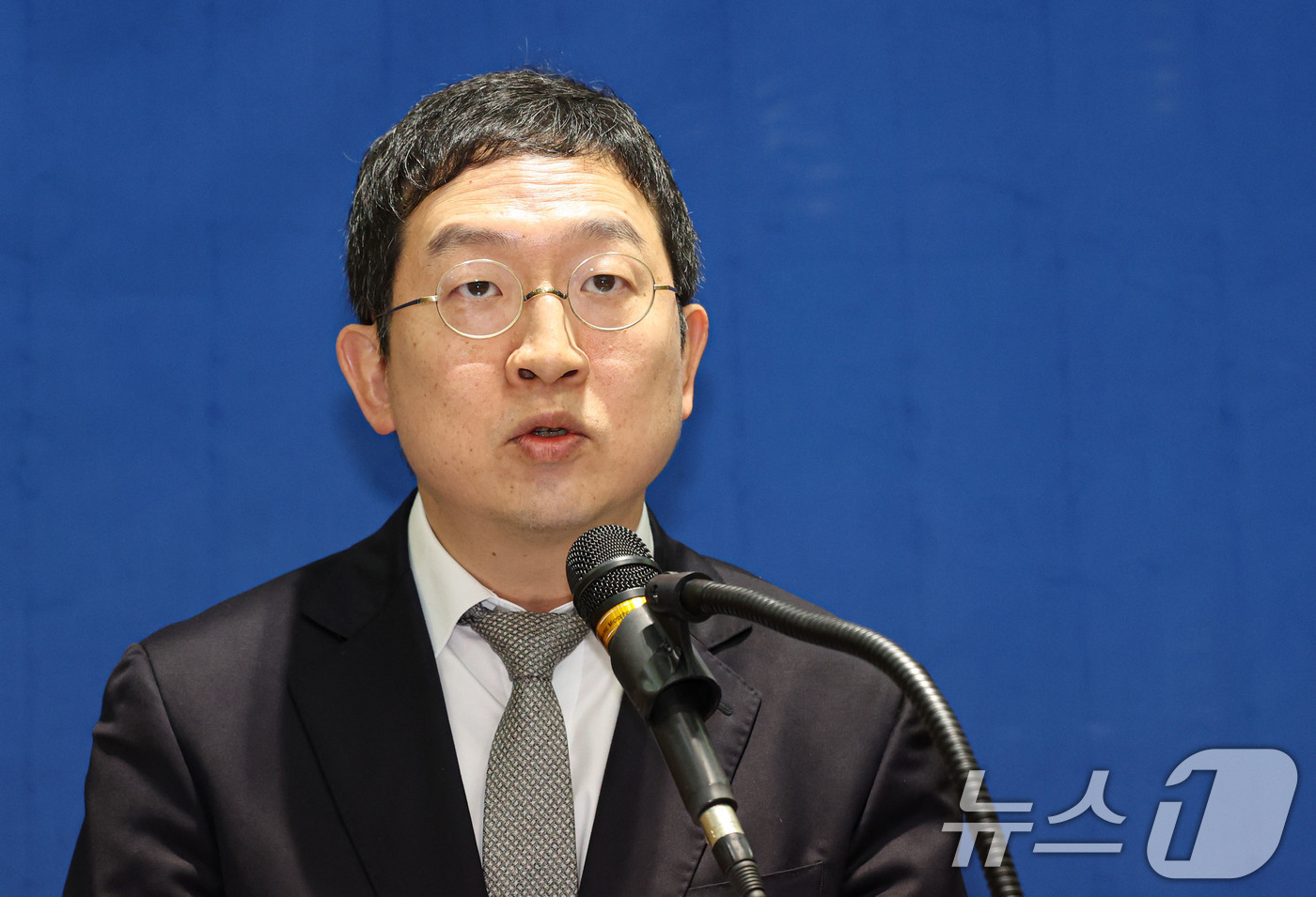 (서울=뉴스1) 이광호 기자 = 해병대원 순직사건 관련 의혹을 수사하는 이명현 특별검사팀의 정민영 특별검사보가 21일 오전 서울 서초구 특검 사무실에서 브리핑을 하고 있다.이날 브 …