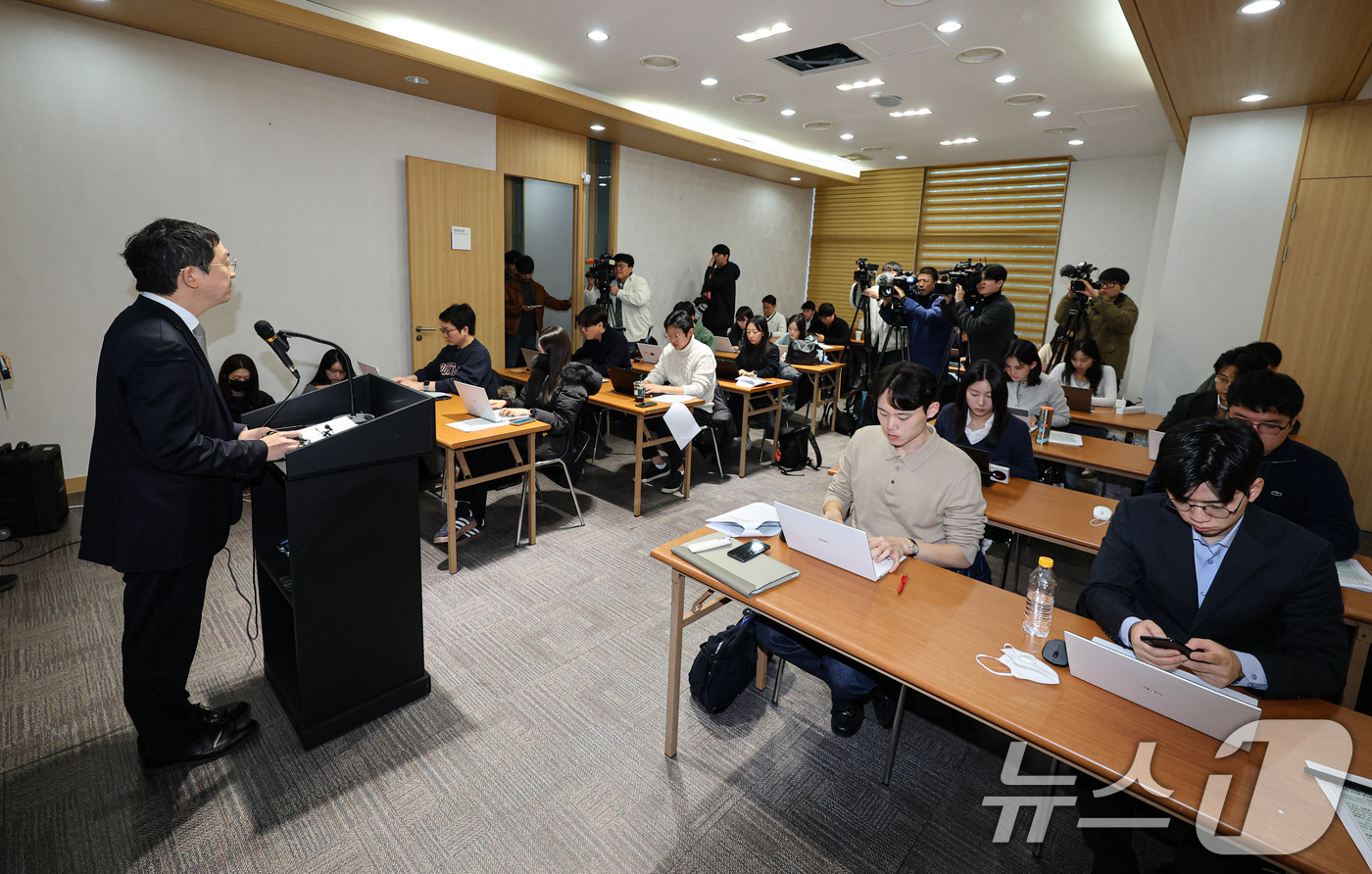 (서울=뉴스1) 이광호 기자 = 해병대원 순직사건 관련 의혹을 수사하는 이명현 특별검사팀의 정민영 특별검사보가 21일 오전 서울 서초구 특검 사무실에서 브리핑을 하고 있다.이날 브 …