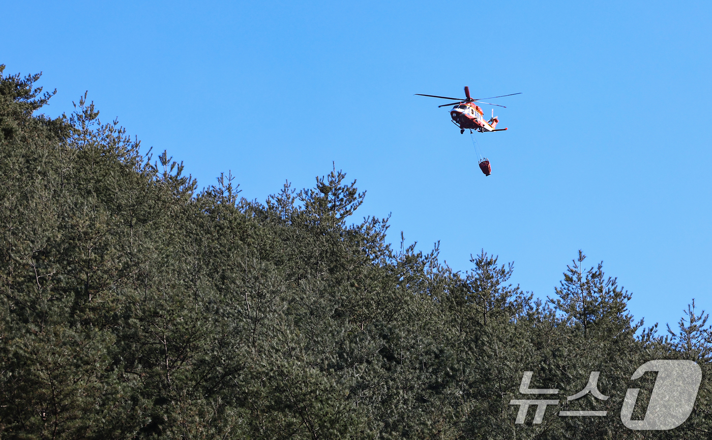 (인제=뉴스1) 김도우 기자 = 21일 오전 강원 인제 기린면 현리 산불 현장에서 화재 진압 헬기들이 진화 활동을 펼치고 있다. 2025.11.21/뉴스1