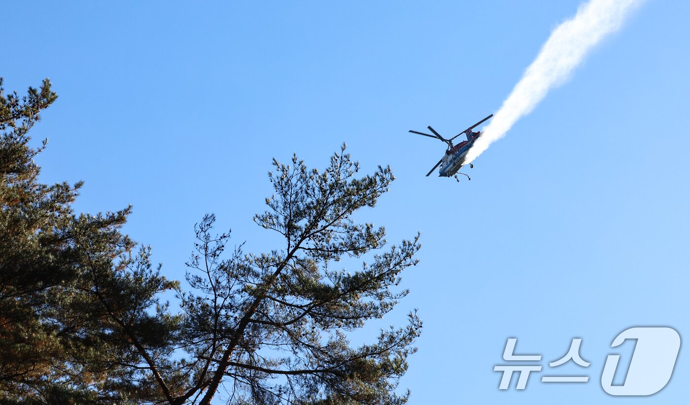 본문 이미지 - 21일 오전 강원 인제 기린면 현리 산불 현장에서 화재 진압 헬기들이 진화 활동을 펼치고 있다. 2025.11.21/뉴스1 ⓒ News1 김도우 기자