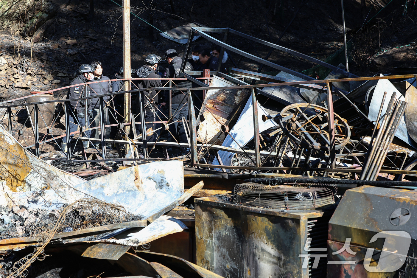 (인제=뉴스1) 김도우 기자 = 21일 오전 강원 인제 기린면 현리 산불 현장에서 소방, 경찰 관계자들이 화재 원인을 조사하기 위해 최초 발화 추정 지점를 살펴보고 있다. 2025 …