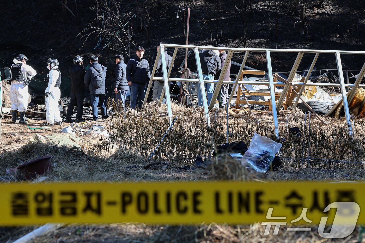 본문 이미지 - 21일 오전 강원 인제 기린면 현리 산불 현장에서 소방, 경찰 관계자들이 화재 원인을 조사하기 위해 최초 발화 추정 지점를 살펴보고 있다. 2025.11.21/뉴스1 ⓒ News1 김도우 기자