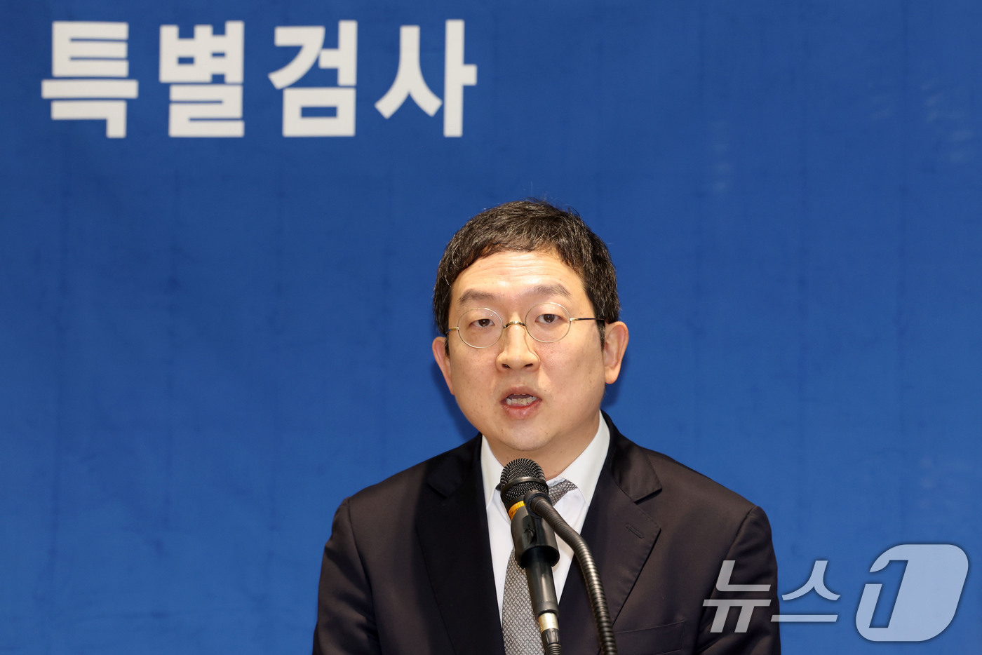 (서울=뉴스1) 이광호 기자 = 해병대원 순직사건 관련 의혹을 수사하는 이명현 특별검사팀의 정민영 특별검사보가 21일 오전 서울 서초구 특검 사무실에서 브리핑을 하고 있다.이날 브 …