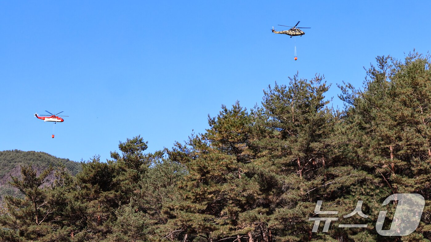 본문 이미지 - 21일 오전 강원 인제 기린면 현리 산불 현장에서 화재 진압 헬기들이 진화 활동을 펼치고 있다. 2025.11.21/뉴스1 ⓒ News1 김도우 기자