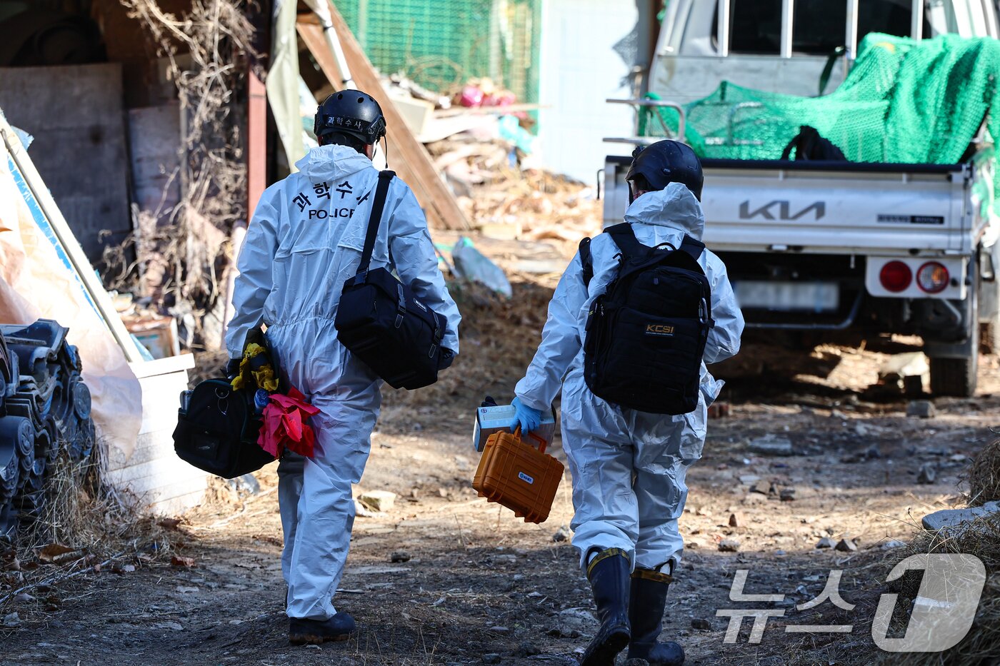 본문 이미지 - 21일 오전 강원 인제 기린면 현리 산불 현장에서 경찰 관계자들이 화재 원인을 조사하기 위해 최초 발화 추정 지점를 살펴보고 있다. 2025.11.21/뉴스1 ⓒ News1 김도우 기자