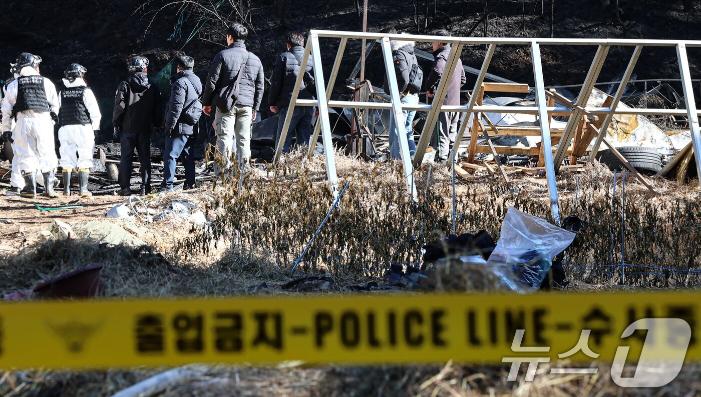 본문 이미지 - 21일 오전 강원 인제 기린면 현리 산불 현장에서 소방, 경찰 관계자들이 화재 원인을 조사하기 위해 최초 발화 추정 지점를 살펴보고 있다. 2025.11.21/뉴스1 ⓒ News1 김도우 기자