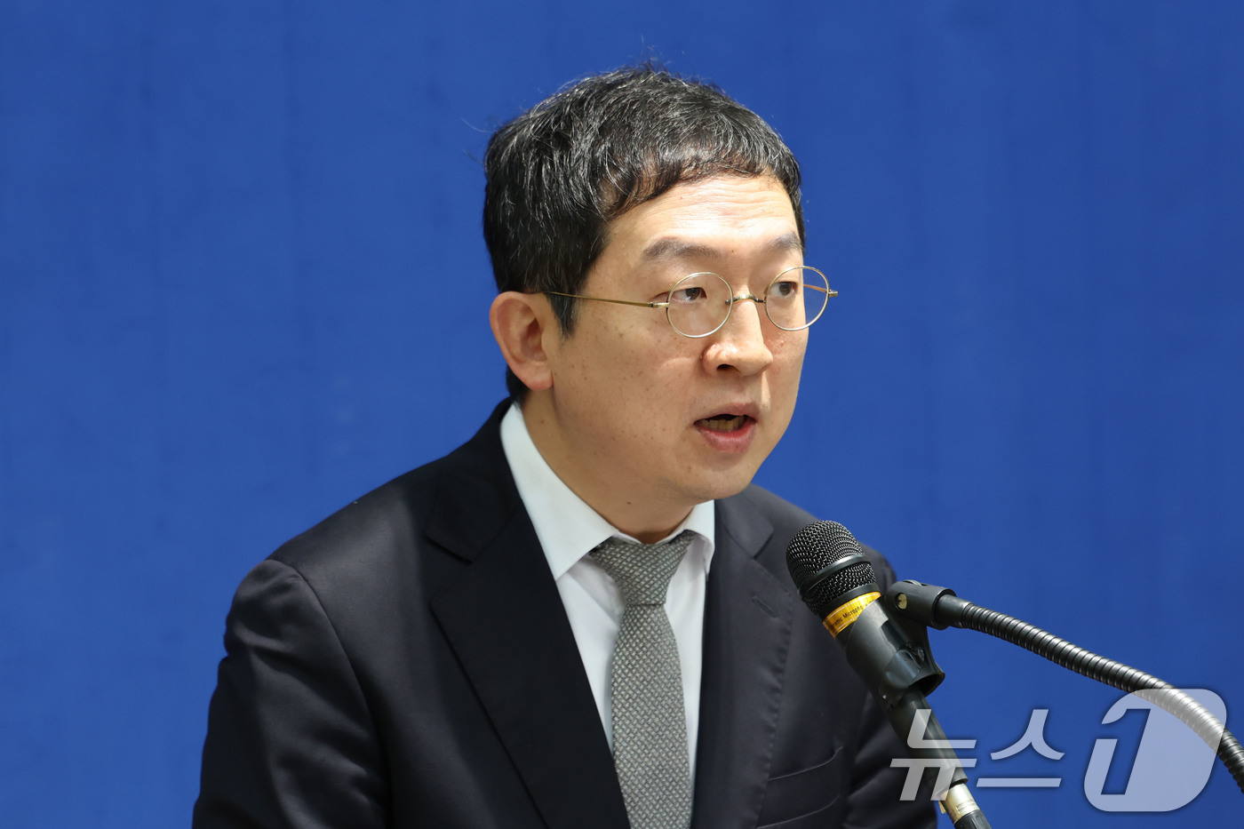 (서울=뉴스1) 이광호 기자 = 해병대원 순직사건 관련 의혹을 수사하는 이명현 특별검사팀의 정민영 특별검사보가 21일 오전 서울 서초구 특검 사무실에서 브리핑을 하고 있다.이날 브 …