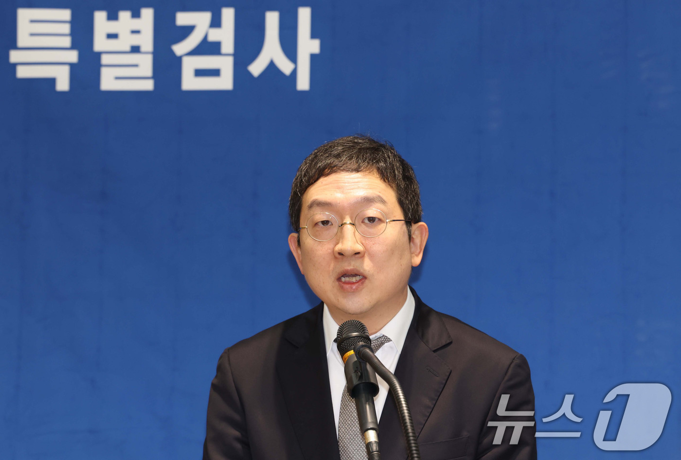 (서울=뉴스1) 이광호 기자 = 해병대원 순직사건 관련 의혹을 수사하는 이명현 특별검사팀의 정민영 특별검사보가 21일 오전 서울 서초구 특검 사무실에서 브리핑을 하고 있다.이날 브 …