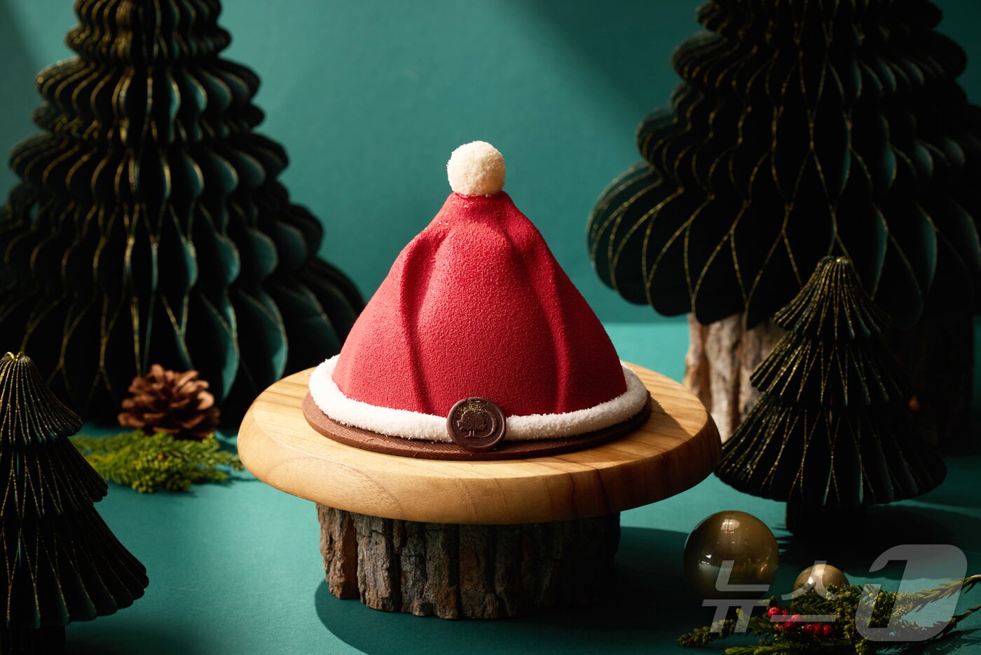 본문 이미지 -  산타 모자 모양 케이크&#40;더블트리바이힐튼서울판교 제공&#41;