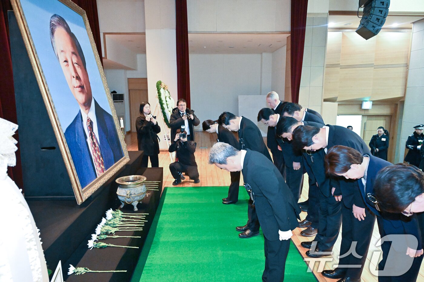 본문 이미지 - 장동혁 국민의힘 대표를 비롯한 의원들이 21일 오전 서울 동작구 서울현충원에서 열린 '김영삼 전 대통령 서거 10주기 추모식'에서 헌화 후 묵념하고 있다. (공동취재) 2025.11.21/뉴스1 ⓒ News1 황기선 기자