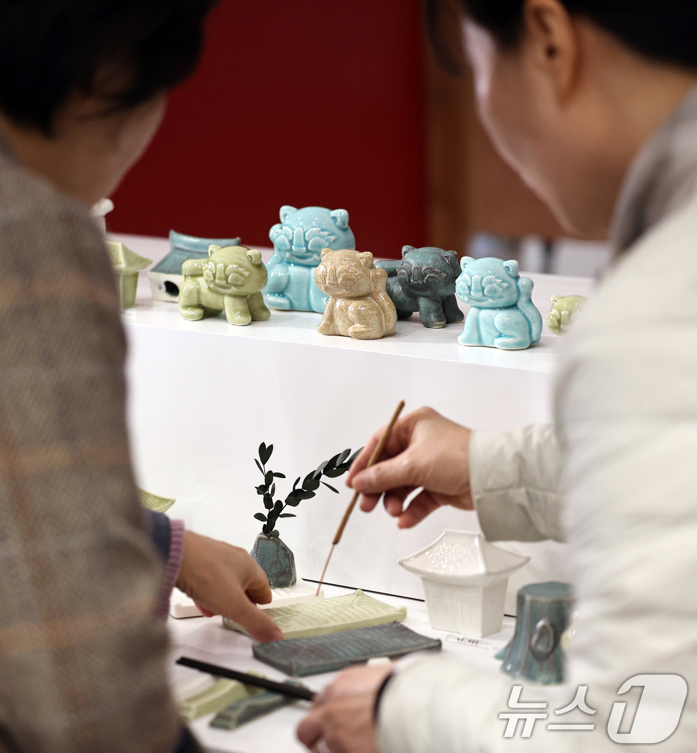 (서울=뉴스1) 구윤성 기자 = 21일 서울 동대문디자인플라자(DDP)에서 열린 '2025 대한민국 관광기념품 박람회'에서 참관객들이 한국적인 분위기의 도자기 오브제 상품을 살펴보 …