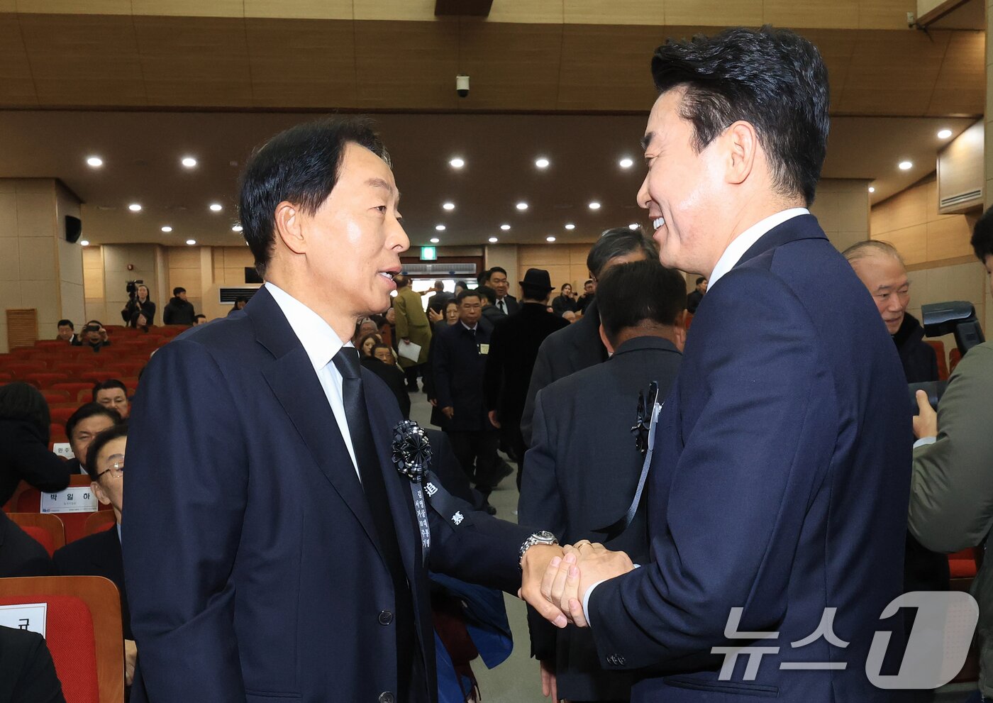 본문 이미지 - 김현철 김영삼대통령기념재단 이사장(왼쪽)과 강훈식 대통령 비서실장이 21일 오전 서울 동작구 서울현충원에서 열린 '김영삼 전 대통령 서거 10주기 추모식'에서 인사를 나누고 있다. (공동취재) 2025.11.21/뉴스1 ⓒ News1 황기선 기자