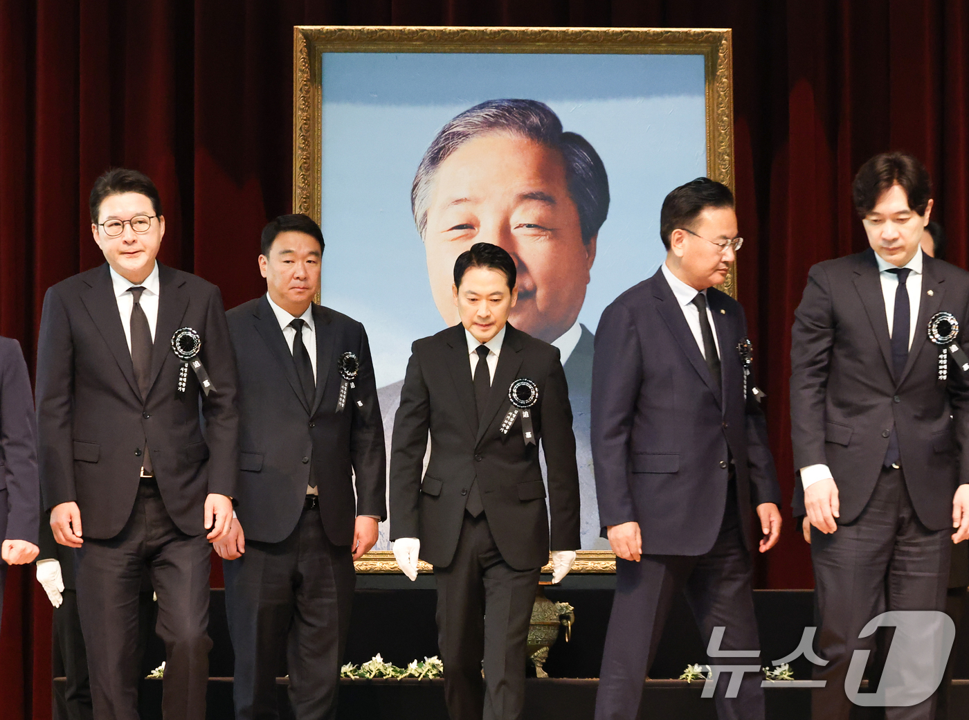 (서울=뉴스1) 황기선 기자 = 장동혁 국민의힘 대표를 비롯한 의원들이 21일 오전 서울 동작구 서울현충원에서 열린 '김영삼 전 대통령 서거 10주기 추모식'에서 헌화 및 묵념을 …