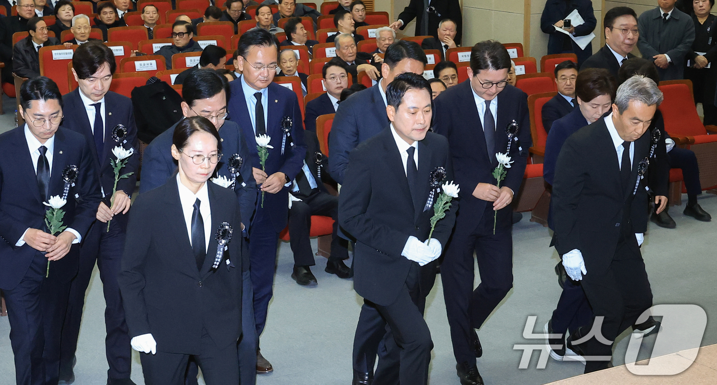 (서울=뉴스1) 황기선 기자 = 장동혁 국민의힘 대표를 비롯한 국민의힘 의원들이 21일 오전 서울 동작구 서울현충원에서 열린 '김영삼 전 대통령 서거 10주기 추모식'에서 헌화를 …