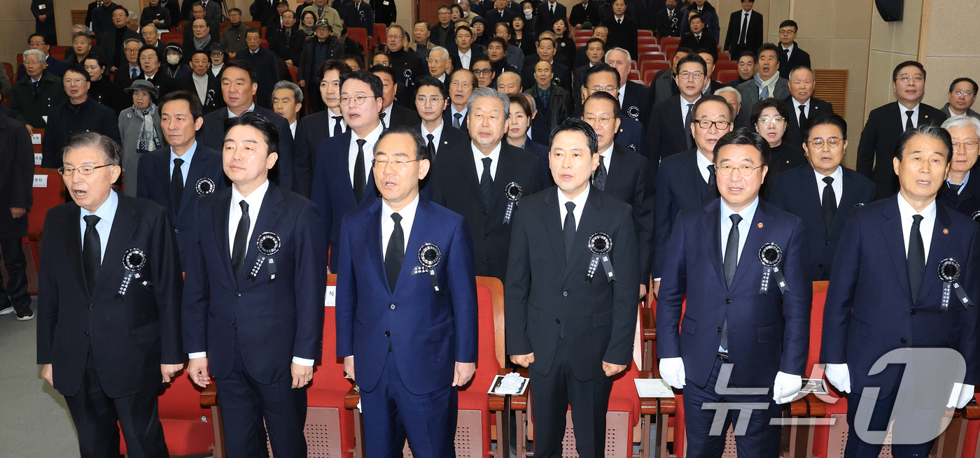 (서울=뉴스1) 황기선 기자 = 김덕룡 김영삼민주센터 이사장과 강훈식 대통령비서실장을 비롯한 참석자들이 21일 오전 서울 동작구 서울현충원에서 열린 '김영삼 전 대통령 서거 10주 …