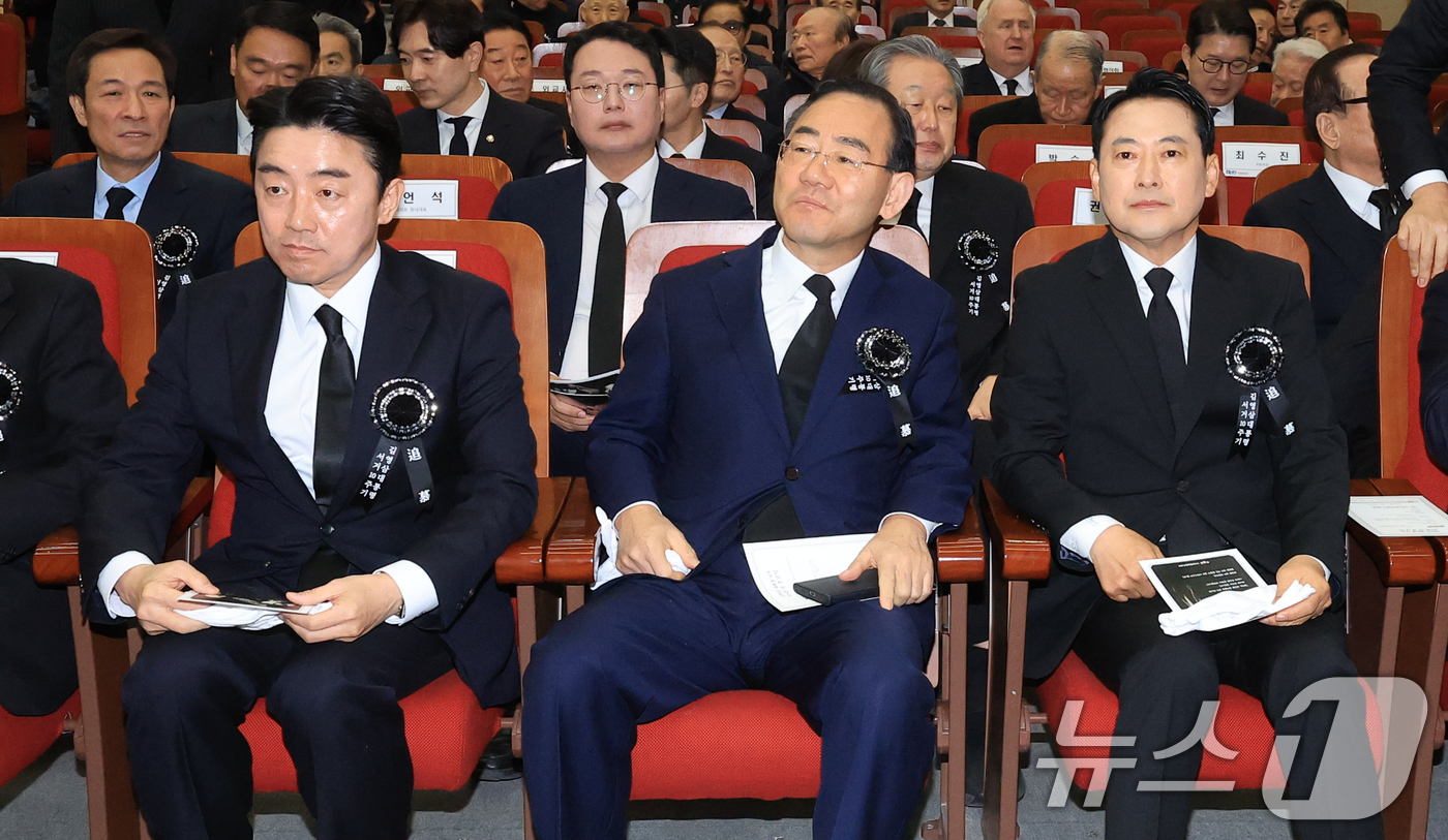(서울=뉴스1) 황기선 기자 = 강훈식 대통령 비서실장(왼쪽부터)과 주호영 국회부의장, 장동혁 국민의힘 대표가 21일 오전 서울 동작구 서울현충원에서 열린 '김영삼 전 대통령 서거 …