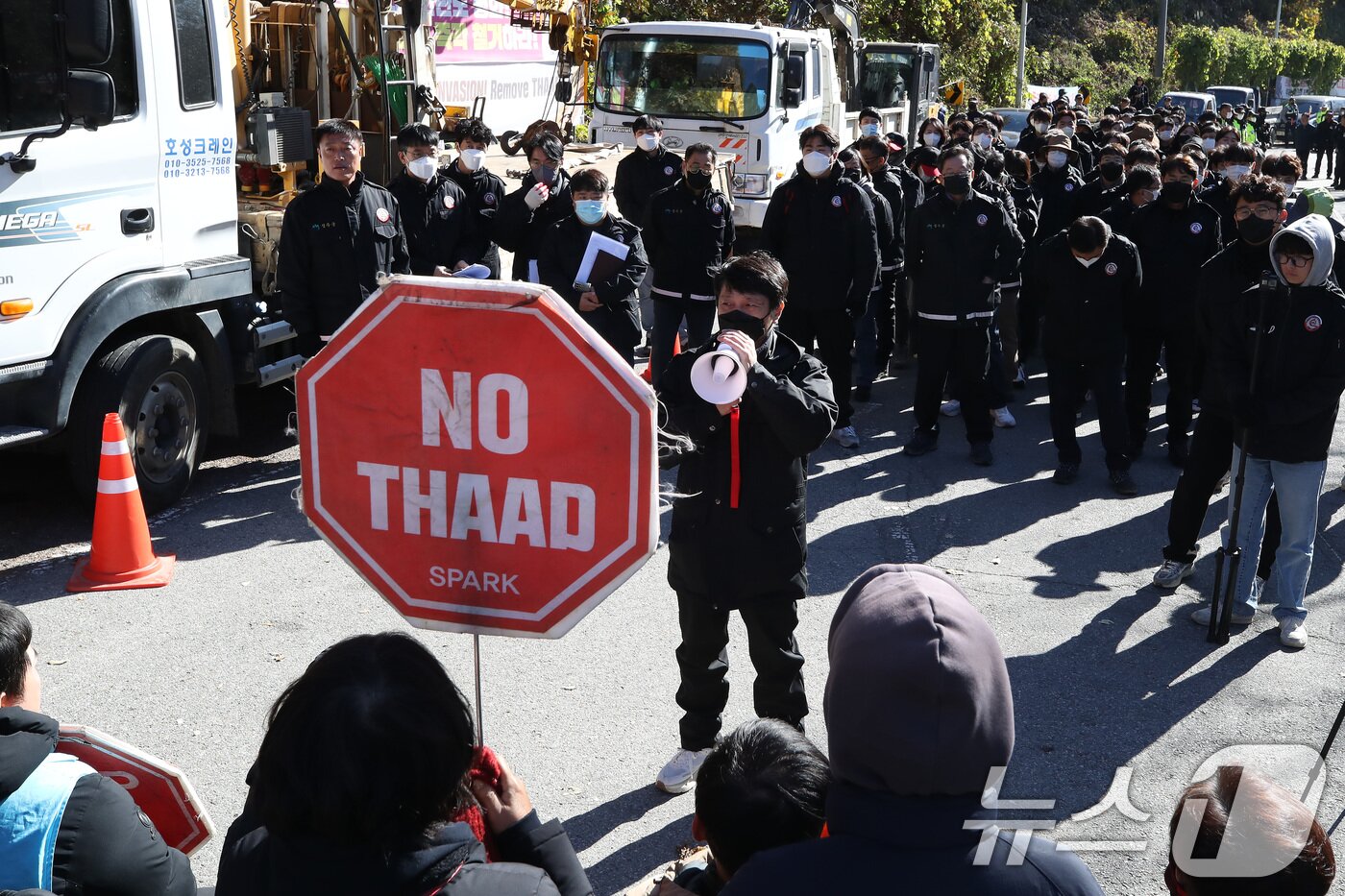 본문 이미지 - 21일 오전 경북 성주군 주한미군 사드&#40;THAAD·고고도 미사일 방어체계&#41; 기지 입구에 설치된 사드 반대단체의 시설물에 대한 행정대집행에 나선 성주군 관계자들이 반대단체 회원들과 대치하고 있다. 2025.11.21/뉴스1 ⓒ News1 공정식 기자