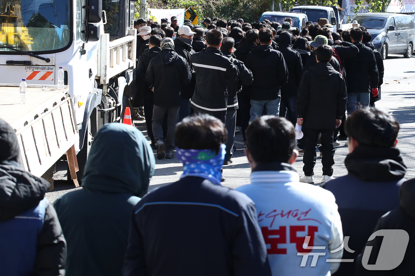 (성주=뉴스1) 공정식 기자 = 21일 오전 경북 성주군 주한미군 사드(THAAD·고고도 미사일 방어체계) 기지 입구에 설치된 사드 반대단체의 시설물에 대한 행정대집행에 나선 성주 …