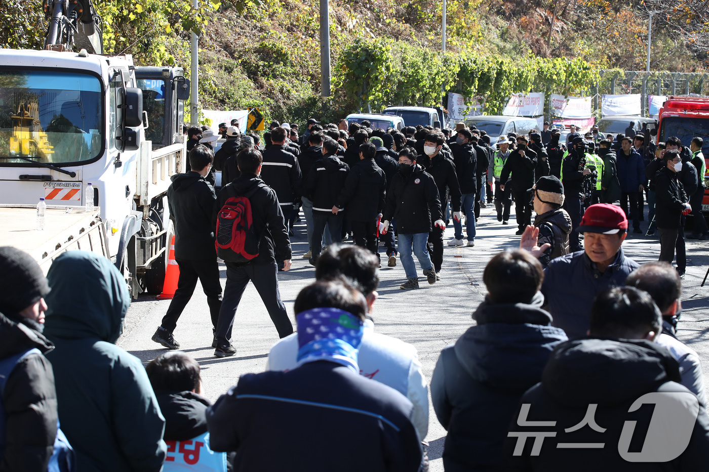 (성주=뉴스1) 공정식 기자 = 21일 오전 경북 성주군 주한미군 사드(THAAD·고고도 미사일 방어체계) 기지 입구에 설치된 사드 반대단체의 시설물에 대한 행정대집행에 나선 성주 …