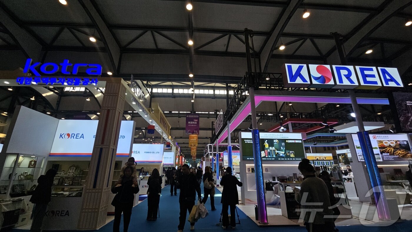 본문 이미지 - 관람객들이 21일 &#39;2025 한중&#40;옌청&#41; 산업단지 경제무역 협력교류회&#39;에 마련된 전시관을 둘러보고 있다. ⓒ News1 정은지 특파원