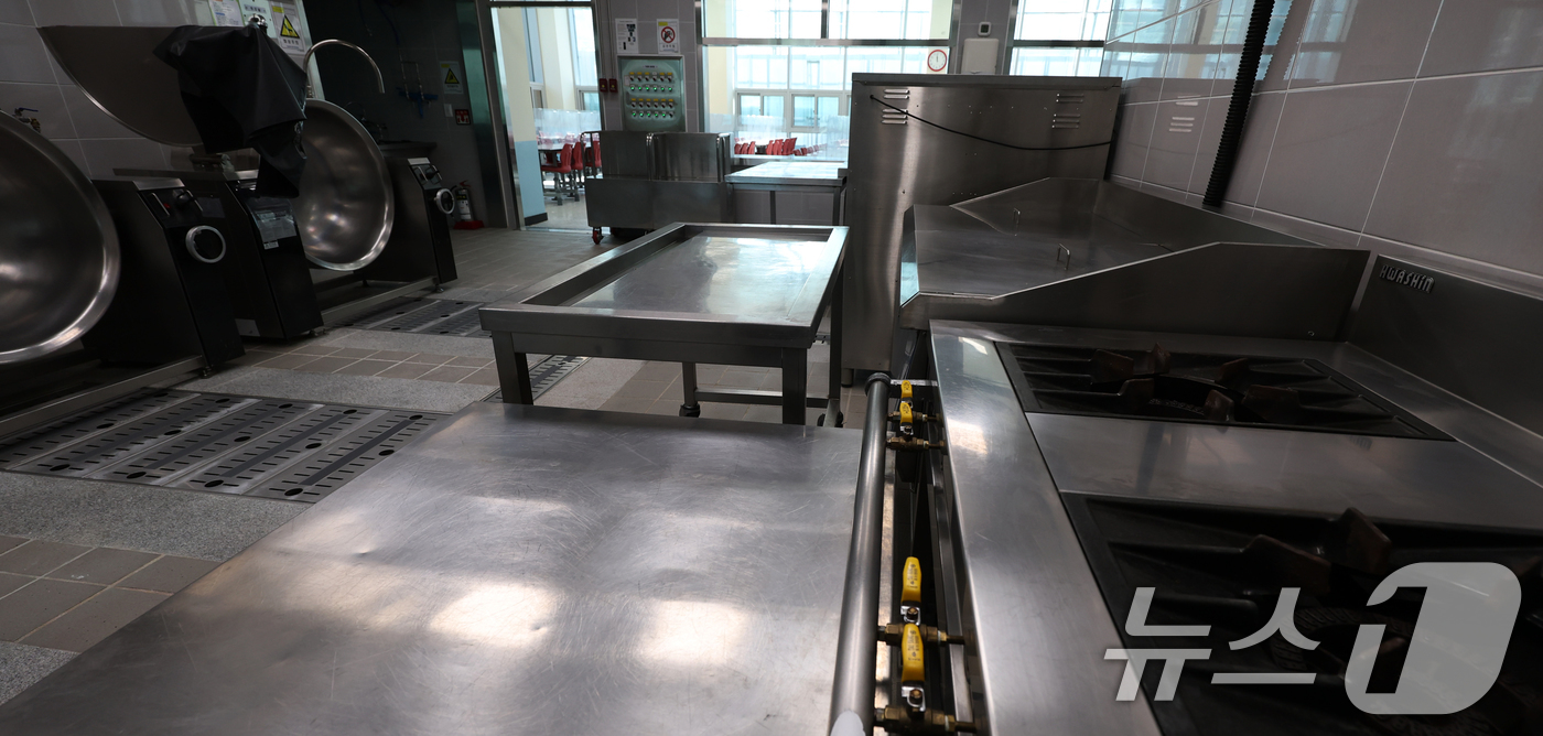 (전주=뉴스1) 유경석 기자 = 학교 급식·돌봄 업무 등에 종사하는 비정규직 노동자들의 총파업으로 급식이 중단된 21일 전북 전주시 한 초등학교 급식실이 텅 비어있다. 2025.1 …