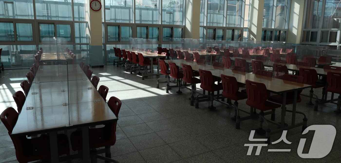 본문 이미지 - 학교 급식·돌봄 업무 등에 종사하는 비정규직 노동자들의 총파업으로 급식이 중단된 21일 전북 전주시 한 초등학교 급식실이 텅 비어있다. 2025.11.21/뉴스1 ⓒ News1 유경석 기자