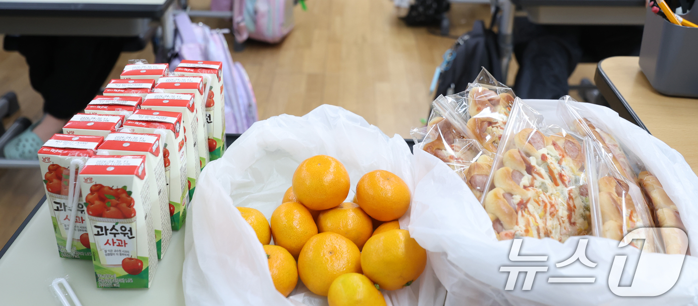 (전주=뉴스1) 유경석 기자 = 학교 급식·돌봄 업무 등에 종사하는 비정규직 노동자들의 총파업으로 급식이 중단된 21일 전북 전주시 한 초등학교 1학년 교실에 대체식으로 나온 빵과 …