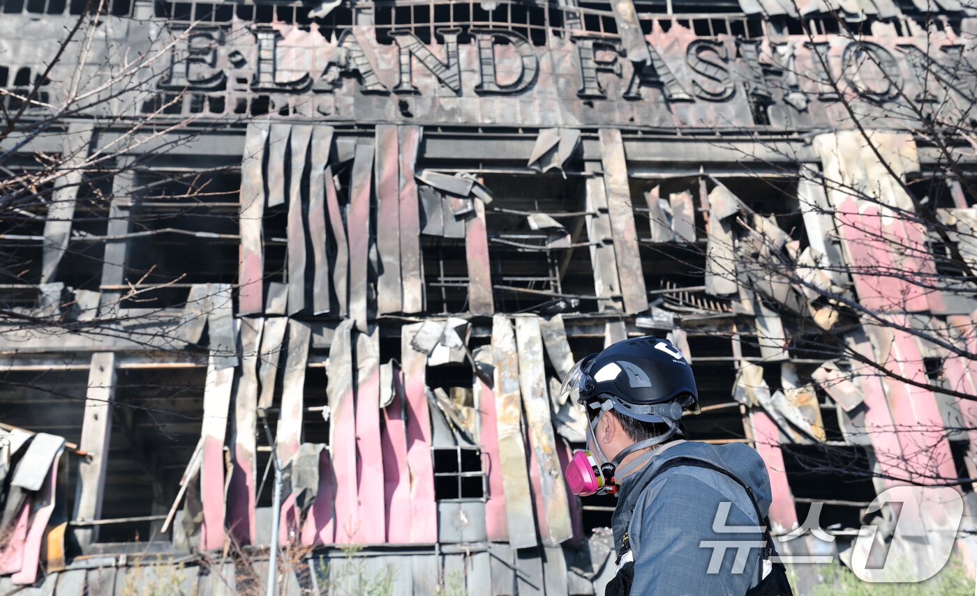 본문 이미지 - 경찰과 소방, 국립과학수사연구원으로 꾸린 합동감식팀이 21일 오전 충남 천안시 이랜드 물류센터 화재 현장 감식을 하고 있다. 2025.11.21/뉴스1 ⓒ News1 김기태 기자