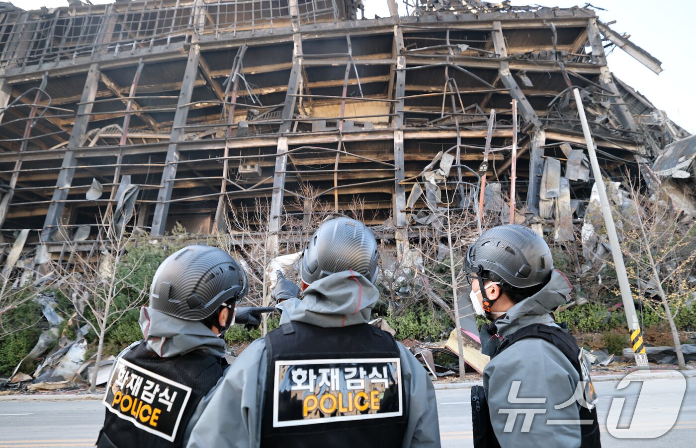 본문 이미지 - 경찰과 소방, 국립과학수사연구원으로 꾸린 합동감식팀이 21일 오전 충남 천안시 이랜드 물류센터 화재 현장 감식을 하고 있다. 2025.11.21/뉴스1 ⓒ News1 김기태 기자
