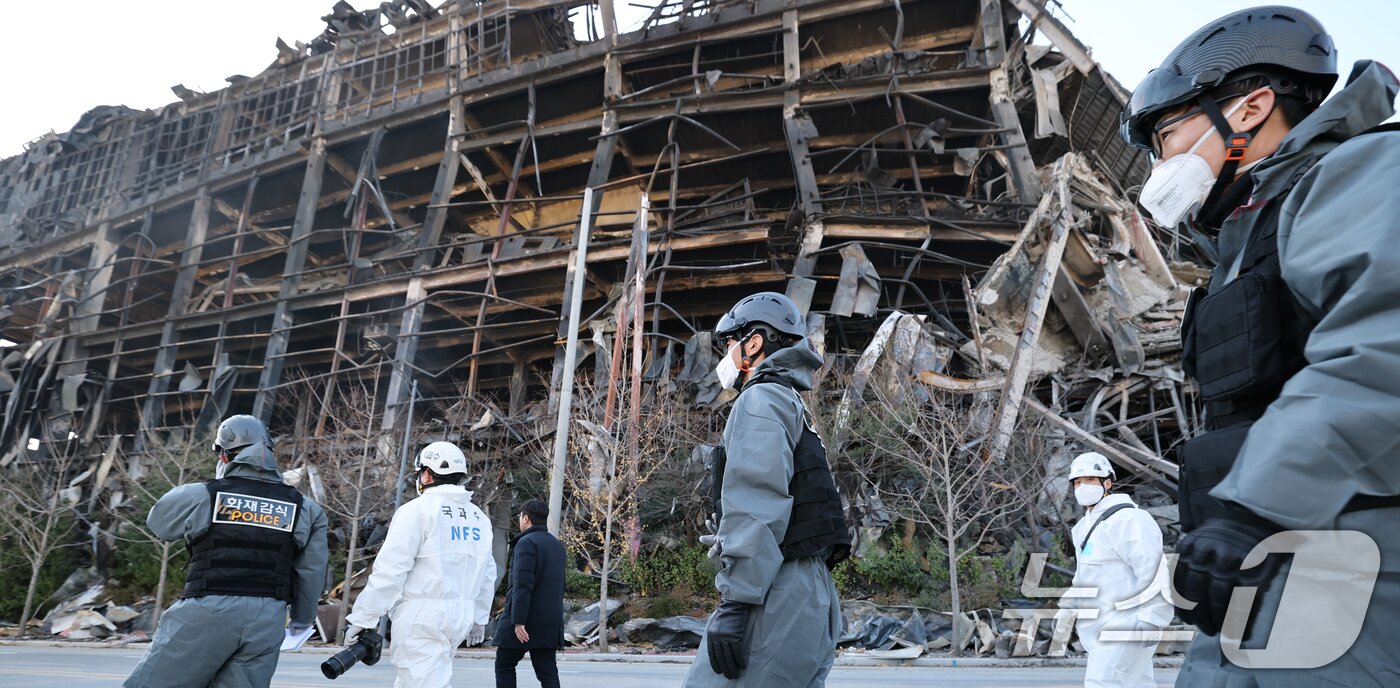 본문 이미지 - 경찰과 소방, 국립과학수사연구원으로 꾸린 합동감식팀이 21일 오전 충남 천안시 이랜드 물류센터 화재 현장 감식을 하고 있다. 2025.11.21/뉴스1 ⓒ News1 김기태 기자