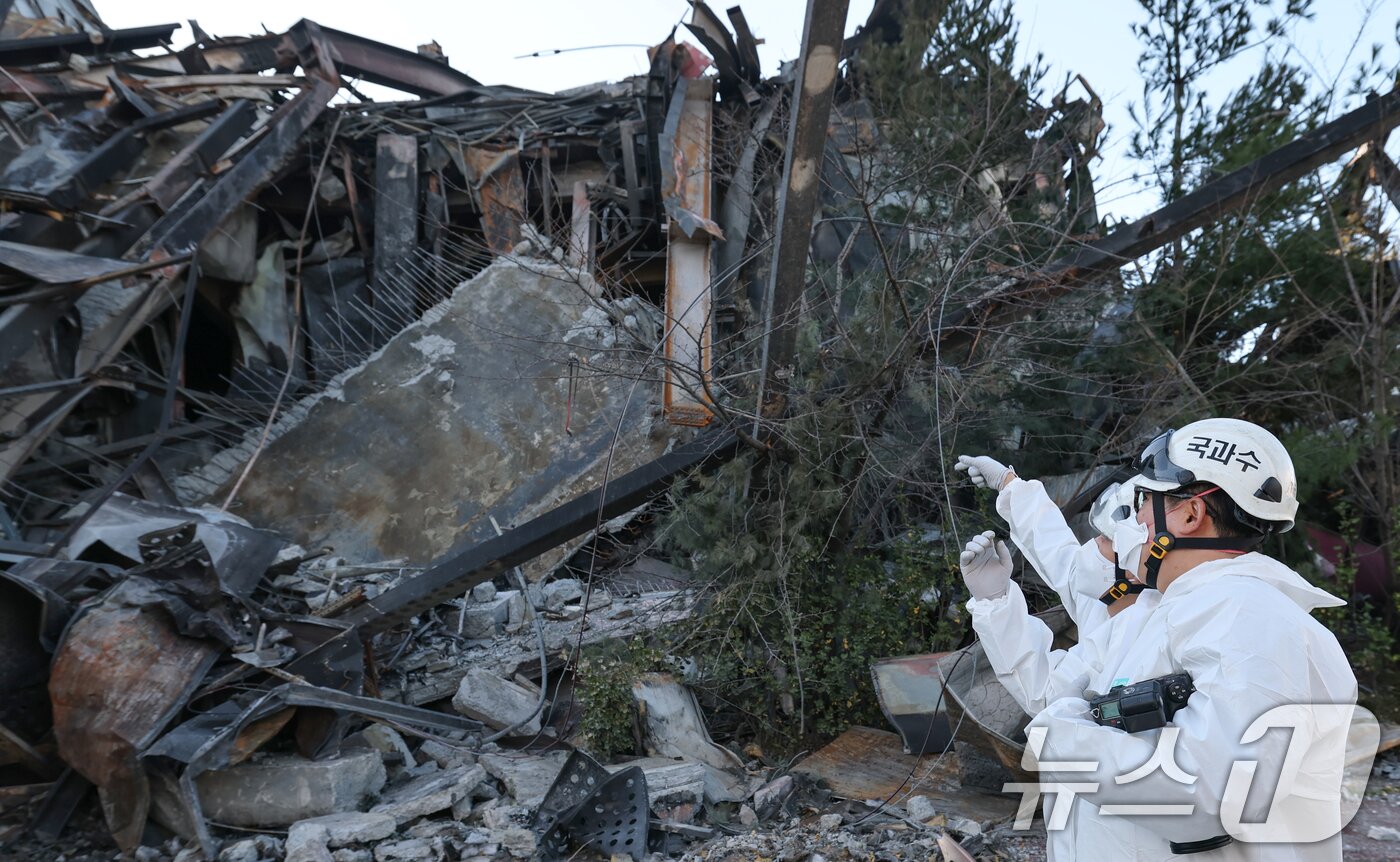 본문 이미지 - 경찰과 소방, 국립과학수사연구원으로 꾸린 합동감식팀이 21일 오전 충남 천안시 이랜드 물류센터 화재 현장 감식을 하고 있다. 2025.11.21/뉴스1 ⓒ News1 김기태 기자