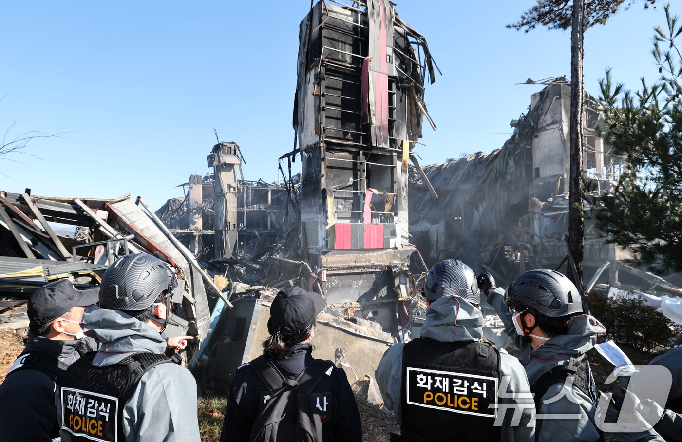 본문 이미지 - 경찰과 소방, 국립과학수사연구원으로 꾸린 합동감식팀이 21일 오전 이랜드 물류센터 화재 현장 감식을 하고 있다. 2025.11.21/뉴스1 ⓒ News1 김기태 기자