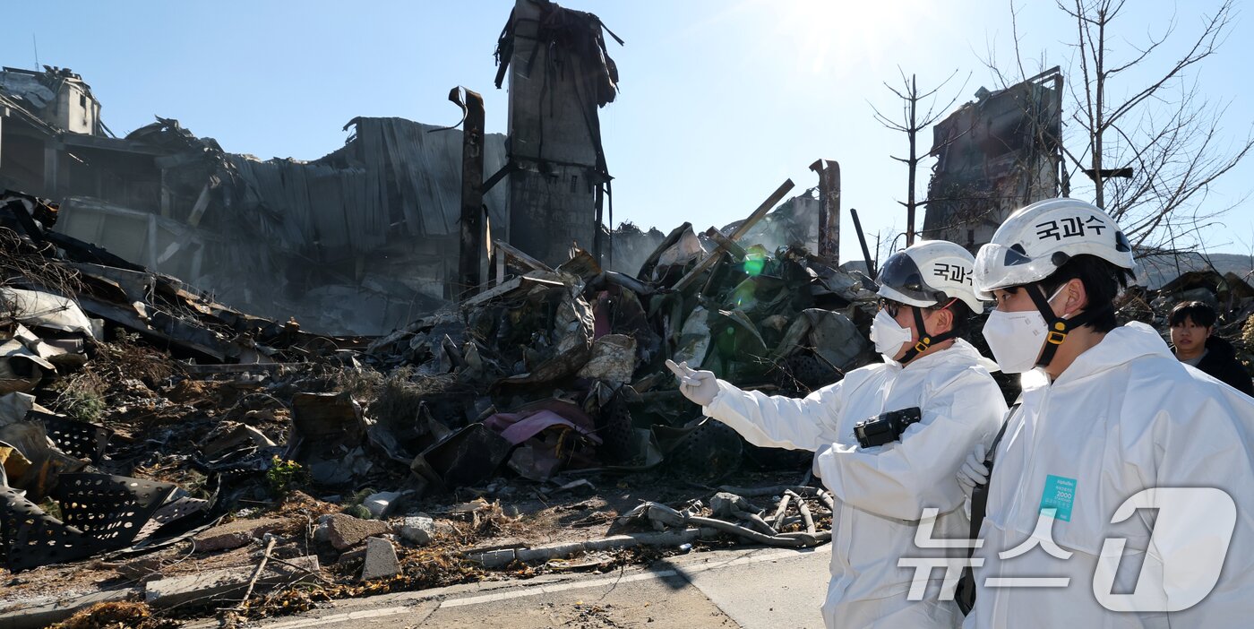 본문 이미지 - 경찰과 소방, 국립과학수사연구원으로 꾸린 합동감식팀이 21일 오전 이랜드 물류센터 화재 현장 감식을 하고 있다. 2025.11.21/뉴스1 ⓒ News1 김기태 기자