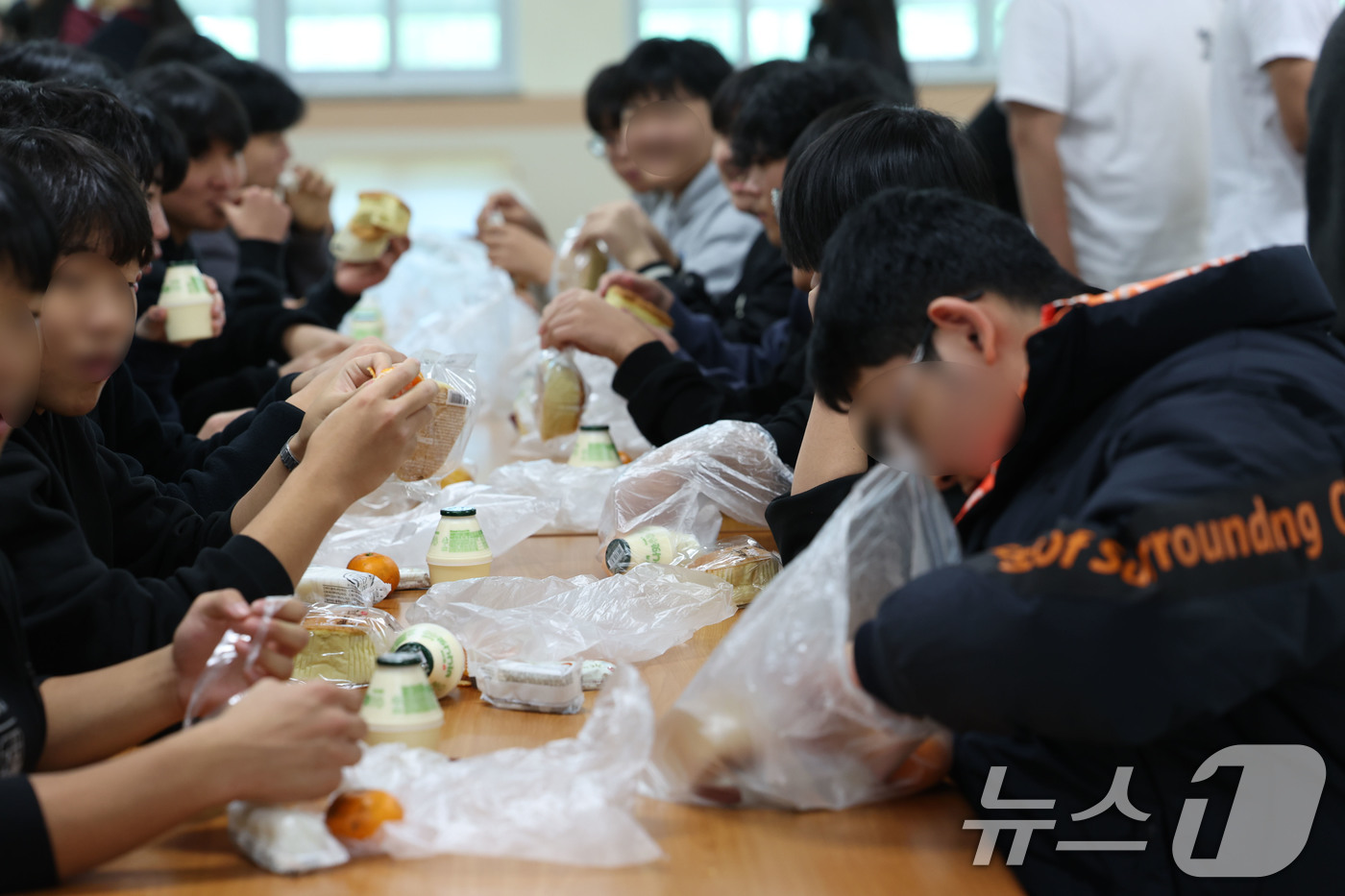 (목포=뉴스1) 박지현 기자 = 21일 학교비정규직 노조의 파업으로 인해 광주 북구 문흥동 문흥중학교에서 학생들이 대체식인 빵을 먹고 있다.  2025.11.21/뉴스1