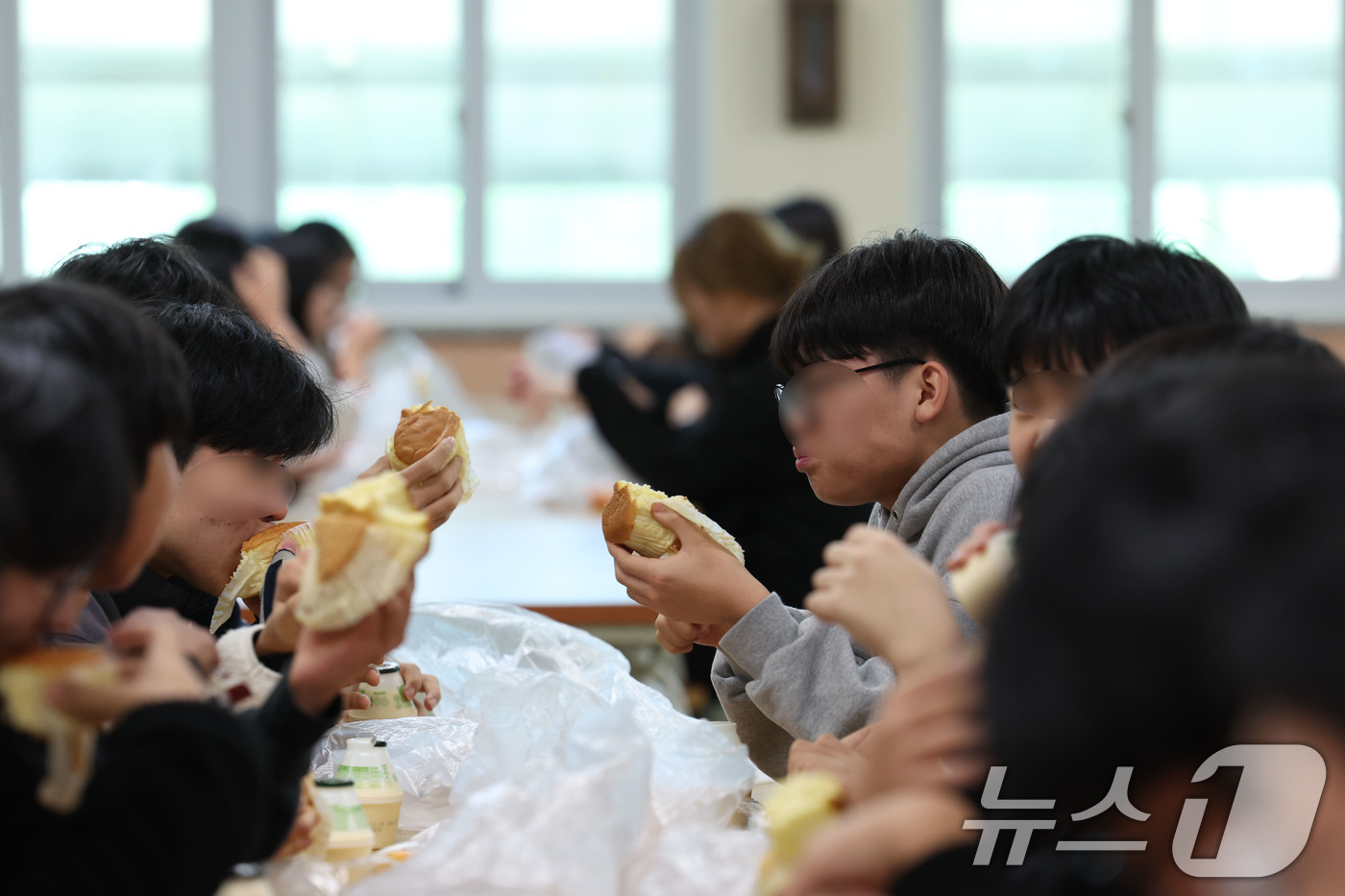 (목포=뉴스1) 박지현 기자 = 21일 학교비정규직 노조의 파업으로 인해 광주 북구 문흥동 문흥중학교에서 학생들이 대체식인 빵을 먹고 있다.  2025.11.21/뉴스1