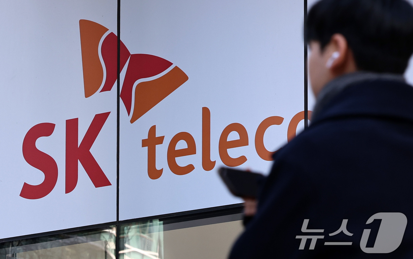 (서울=뉴스1) 구윤성 기자 = SK텔레콤(SKT)이 개인정보 유출 사태를 놓고 1인당 30만원씩 손해배상금을 지급하라는 개인정보 분쟁조정위원회의 조정안을 불수용했다.21일 업계에 …