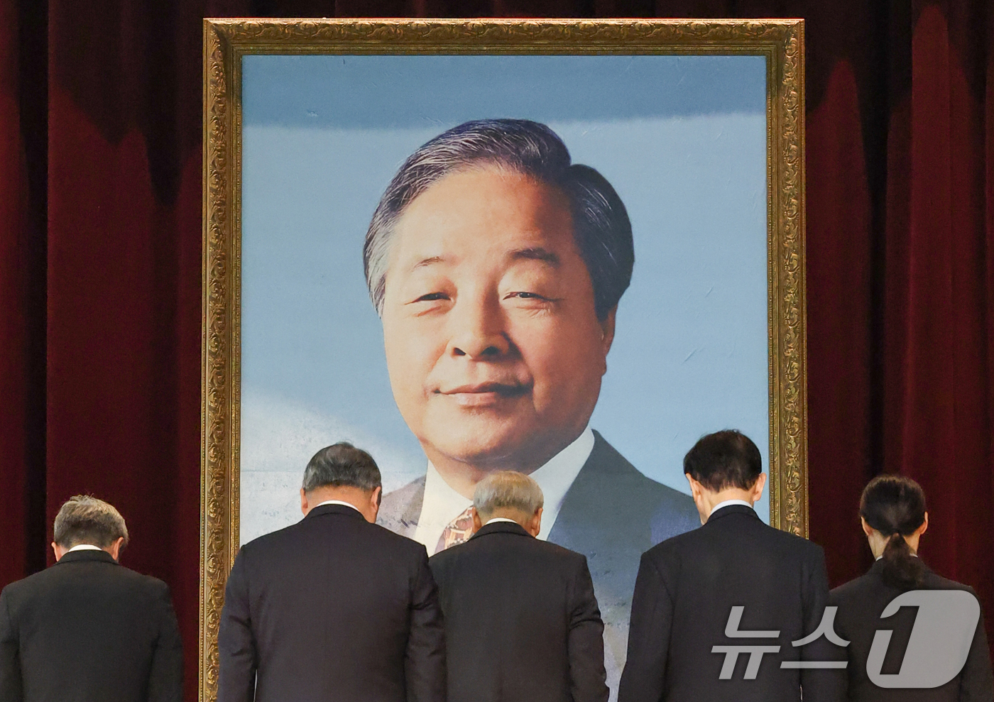 (서울=뉴스1) 황기선 기자 = 21일 오전 서울 동작구 서울현충원에서 열린 김영삼 대통령 서거 10주기 추모식에서 참석자들이 헌화 및 묵념을 하고 있다. (공동취재)  2025. …