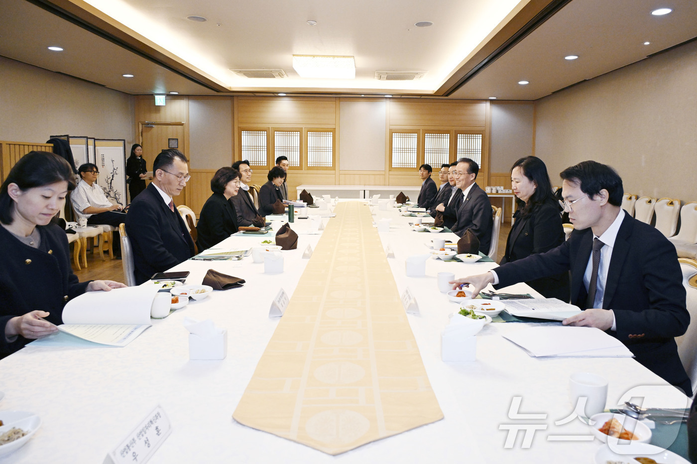 (서울=뉴스1) = 이형일 기획재정부 차관이 21일 오후 서울 종로구 정부서울청사에서 열린 '2025년 11월 일자리 전담반 회의'를 주재 하고 있다. (기획재정부 제공. 재판매 …