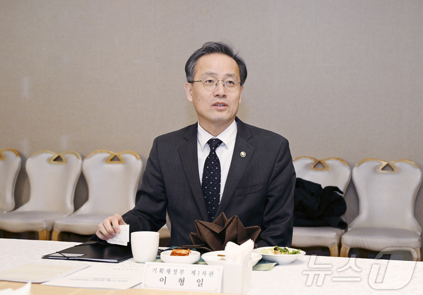 (서울=뉴스1) = 이형일 기획재정부 차관이 21일 오후 서울 종로구 정부서울청사에서 열린 '2025년 11월 일자리 전담반 회의'에 참석해,  모두발언을 하고 있다. (기획재정부 …