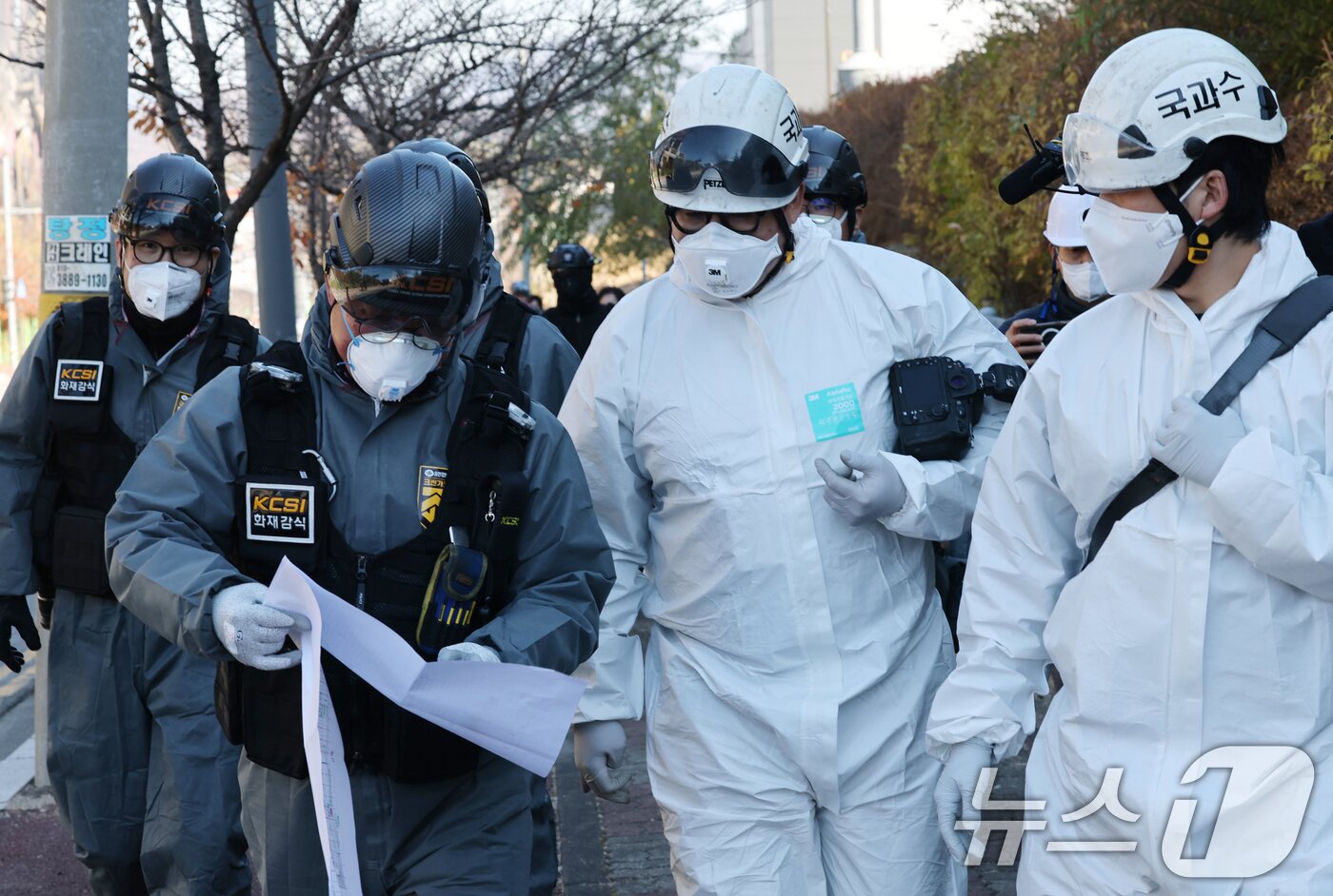 본문 이미지 - 경찰과 소방, 국립과학수사연구원으로 꾸린 합동감식팀이 21일 오전 이랜드 물류센터 화재 현장 감식을 하고 있다. 2025.11.21/뉴스1 ⓒ News1 김기태 기자