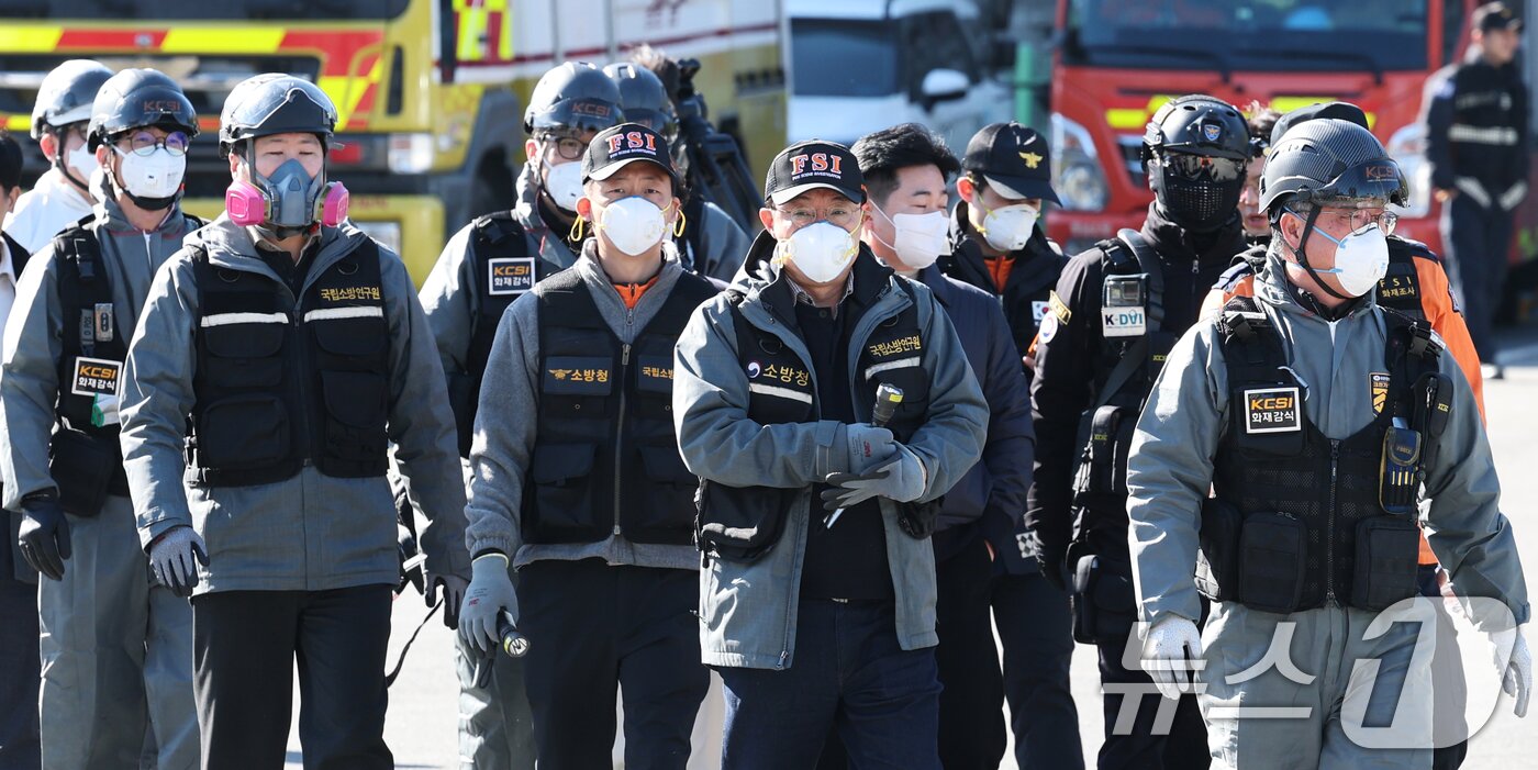 본문 이미지 - 경찰과 소방, 국립과학수사연구원으로 꾸린 합동감식팀이 21일 오전 이랜드 물류센터 화재 현장 감식을 하기 위해 화재현장으로 이동하고 있다. 2025.11.21/뉴스1 ⓒ News1 김기태 기자