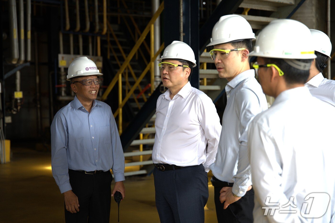 본문 이미지 - 표경원 애경케미칼 대표&#40;왼쪽 두번째&#41;를 비롯한 임직원들이 새롭게 인수한 에보닉 공장을 둘러보고 있다. &#40;사진제공 = 애경케미칼&#41; 