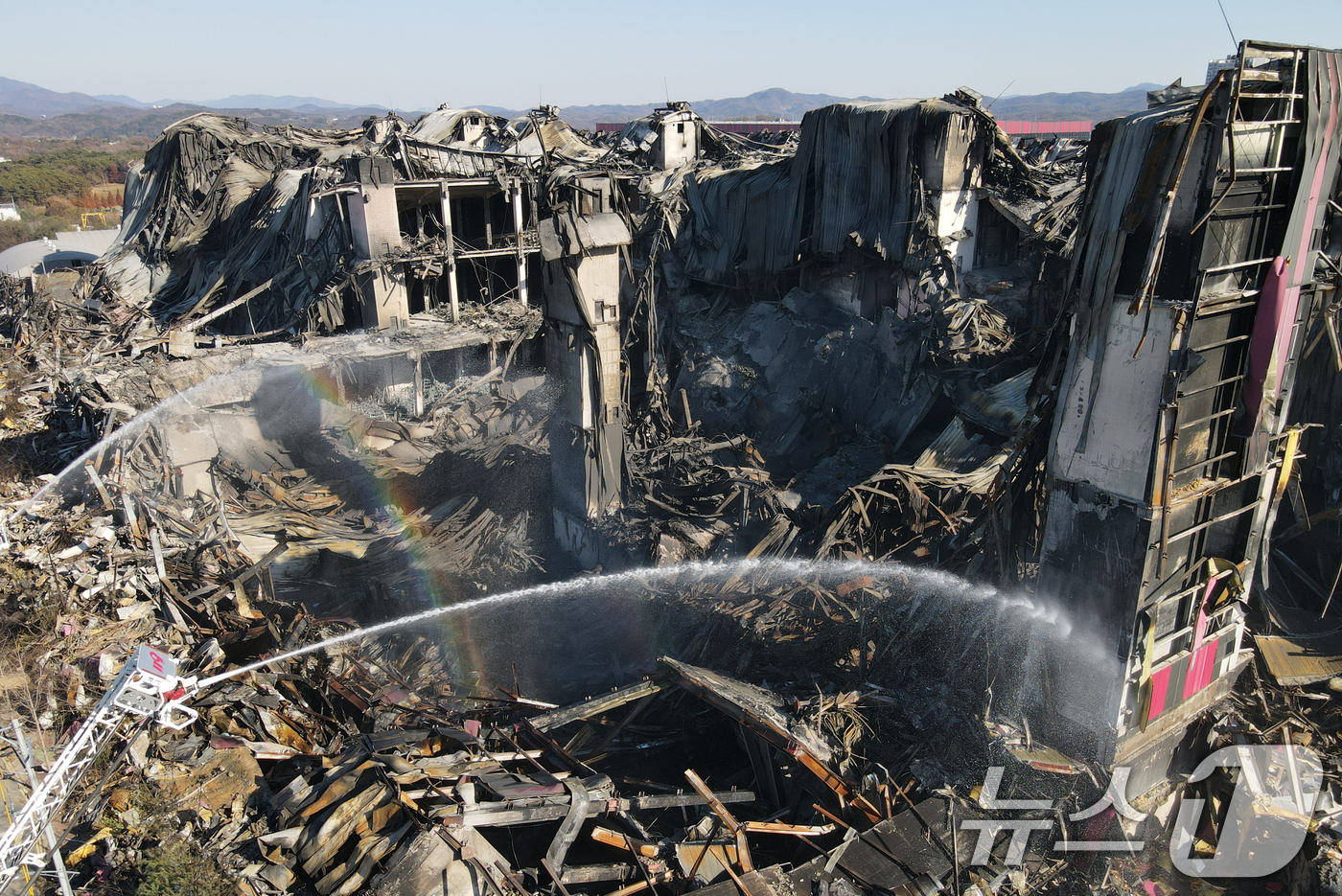 (천안=뉴스1) 김기태 기자 = 이랜드패션 물류센터 화재 현장감식이 실시된 21일 충남 천안시 동남구 풍세면 이랜드유통 천안 물류센터에서 소방차량으로 방수하고 있다. 2025.11 …