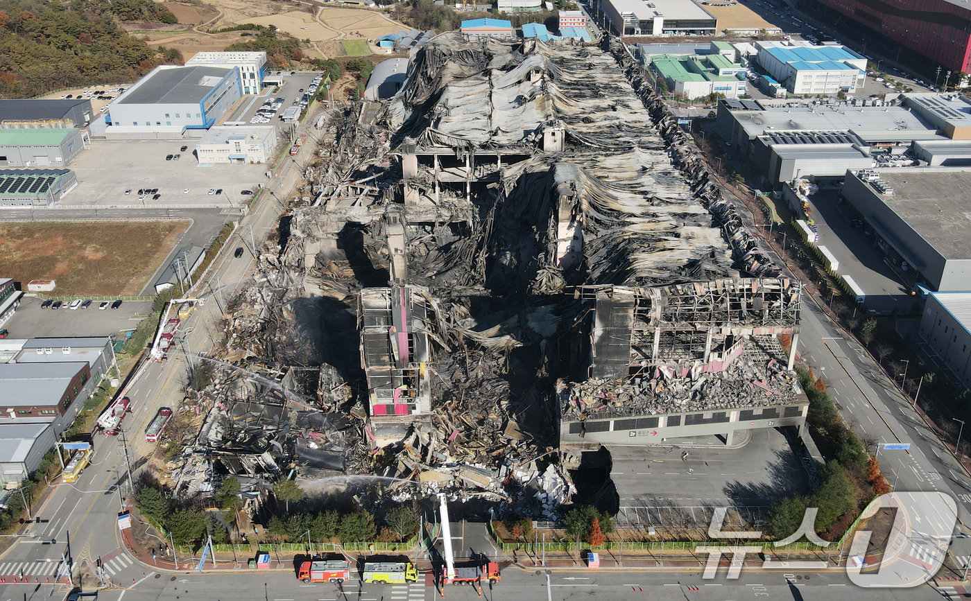 (천안=뉴스1) 김기태 기자 = 이랜드패션 물류센터 화재 현장감식이 실시된 21일 충남 천안시 동남구 풍세면 이랜드유통 천안 물류센터에서 소방차량으로 방수하고 있다. 2025.11 …