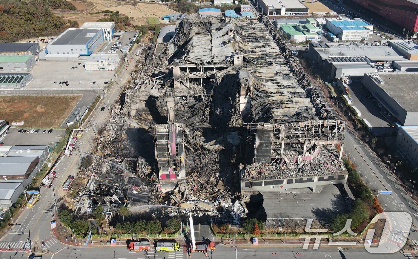 본문 이미지 - 이랜드패션 물류센터 화재 현장감식이 실시된 21일 충남 천안시 동남구 풍세면 이랜드유통 천안 물류센터에서 소방차량으로 방수하고 있다. 2025.11.21 ⓒ 뉴스1 김기태 기자