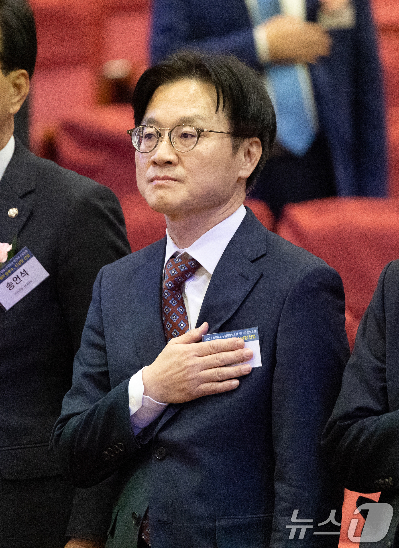 (서울=뉴스1) 이승배 기자 = 김정관 산업통상자원부 장관이 21일 서울 여의도 국회 의원회관에서 열린 상생과통일포럼 '한국경제의 승부수, 자동차·반도체+신성장 산업'에서 국민의례 …