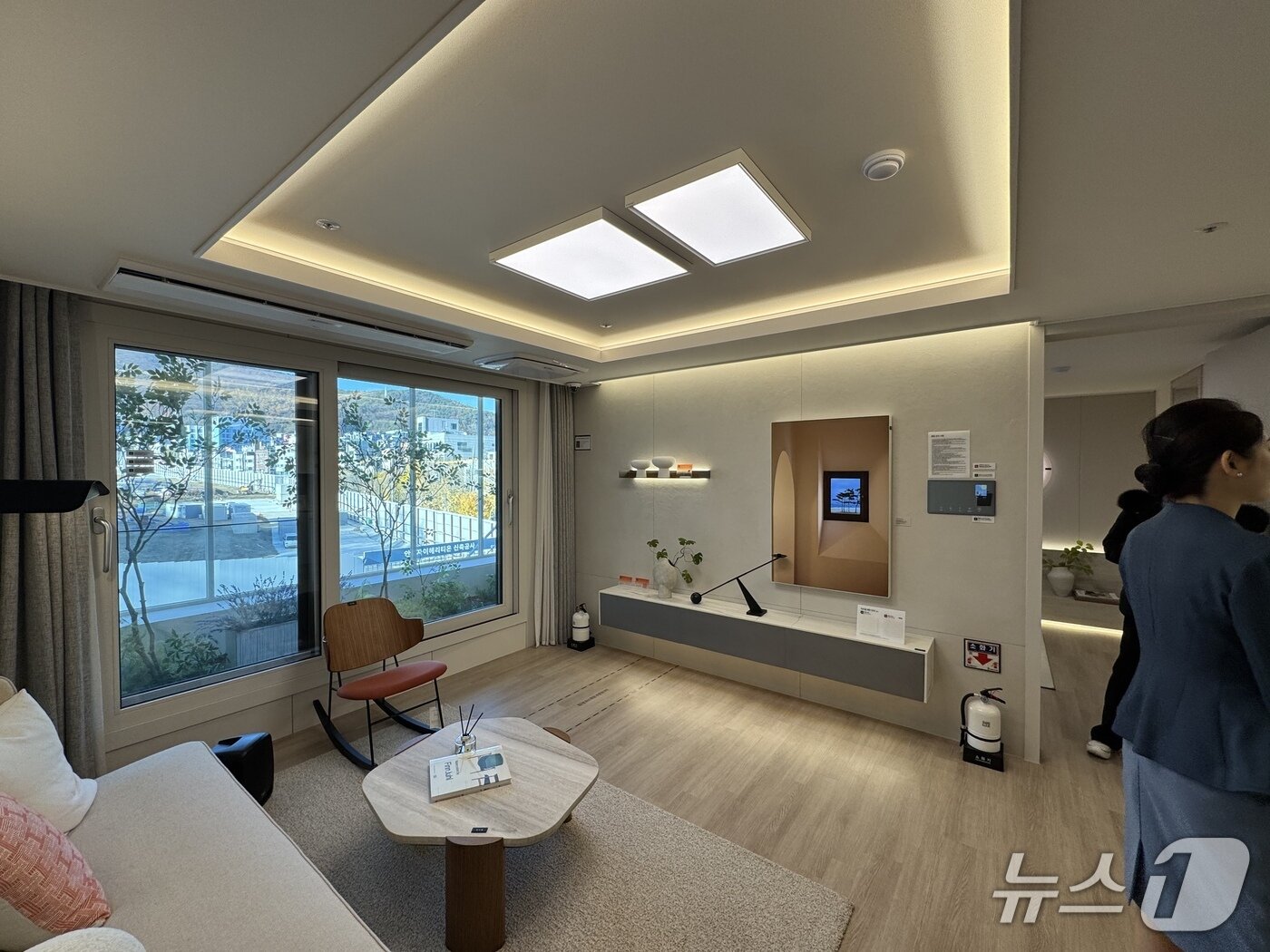 본문 이미지 - 안양자이 헤리티온 견본주택 내부에 마련된 전용 59㎡ A형 유닛 내부. 2025.11.21/뉴스1 ⓒ News1 윤주현 기자