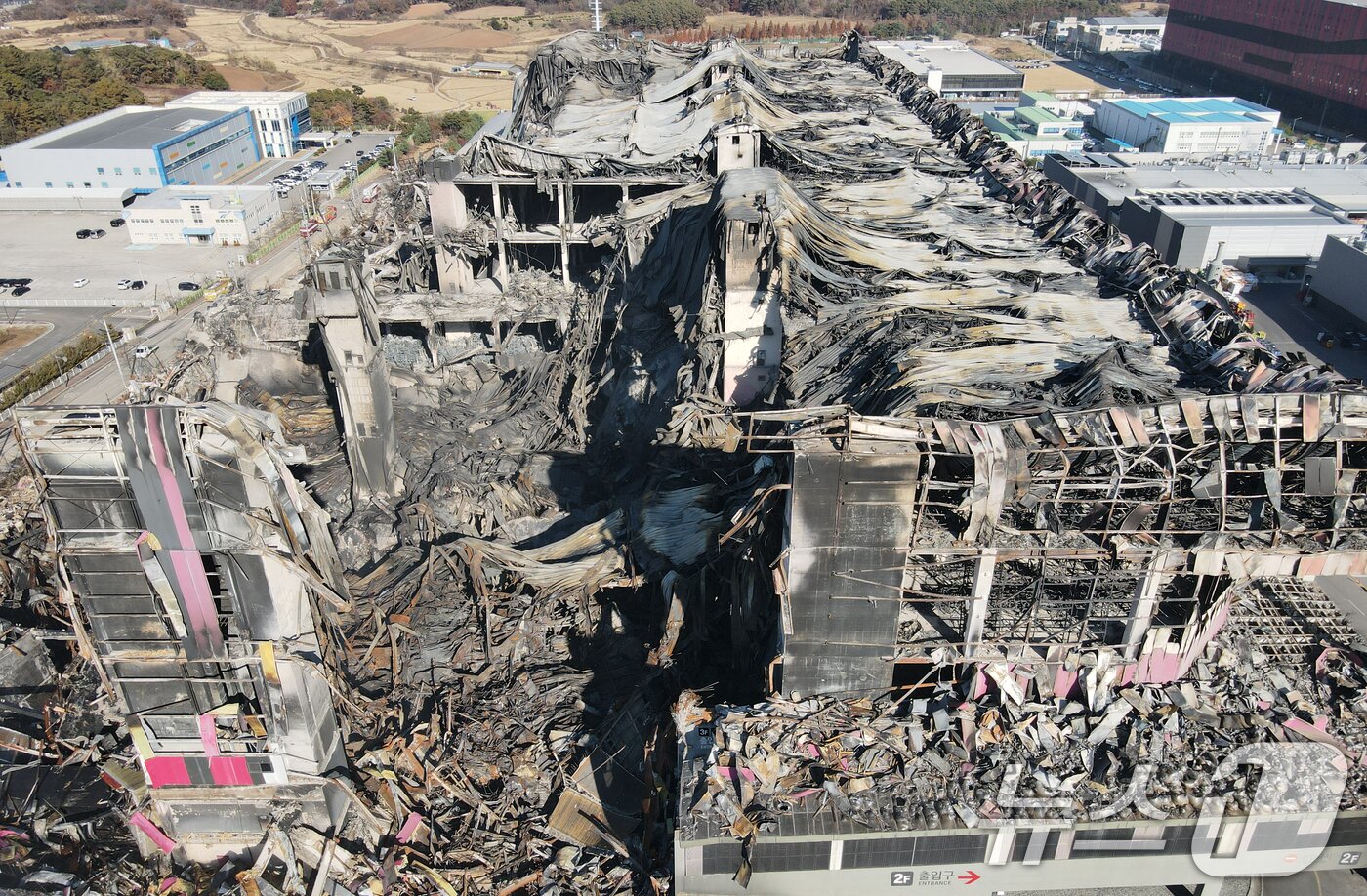 본문 이미지 - 이랜드패션 물류센터 화재 현장감식이 실시된 21일 충남 천안시 동남구 풍세면 이랜드유통 천안 물류센터가 화재로 일부 건물이 붕괴돼 있다. 2025.11.21/뉴스1 ⓒ News1 김기태 기자