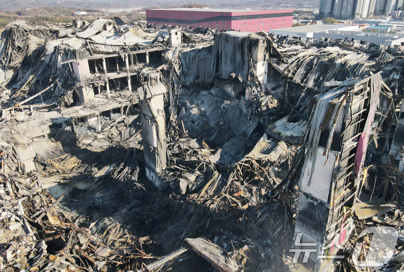 (천안=뉴스1) 김기태 기자 = 이랜드패션 물류센터 화재 현장감식이 실시된 21일 충남 천안시 동남구 풍세면 이랜드유통 천안 물류센터가 화재로 일부 건물이 붕괴돼 있다.  2025 …