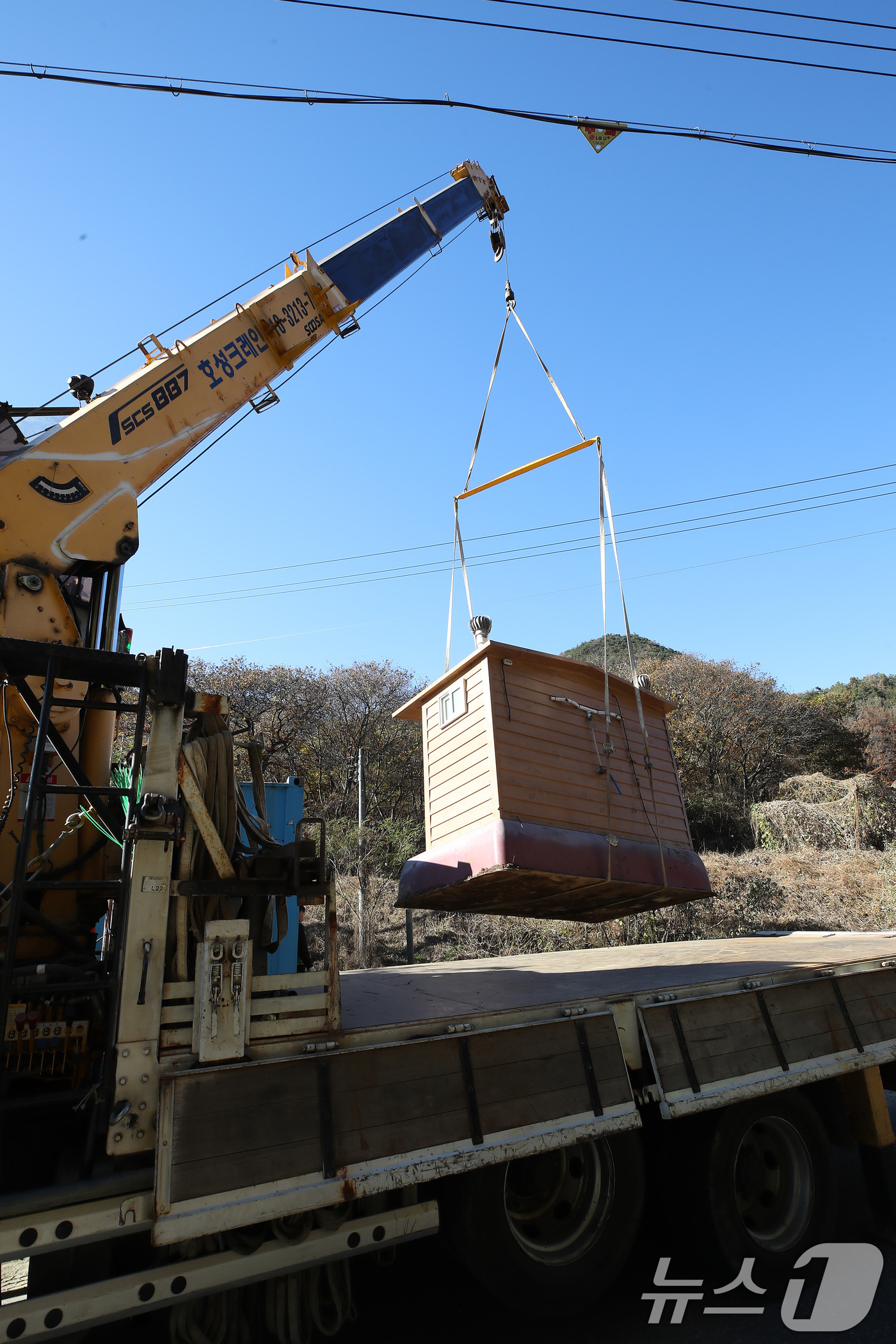 (성주=뉴스1) 공정식 기자 = 21일 오후 경북 성주군청 관계자들이 중장비를 동원해 주한미군 사드(THAAD·고고도 미사일 방어체계) 기지 진입로 인근에 설치돼 있던 사드 반대단 …